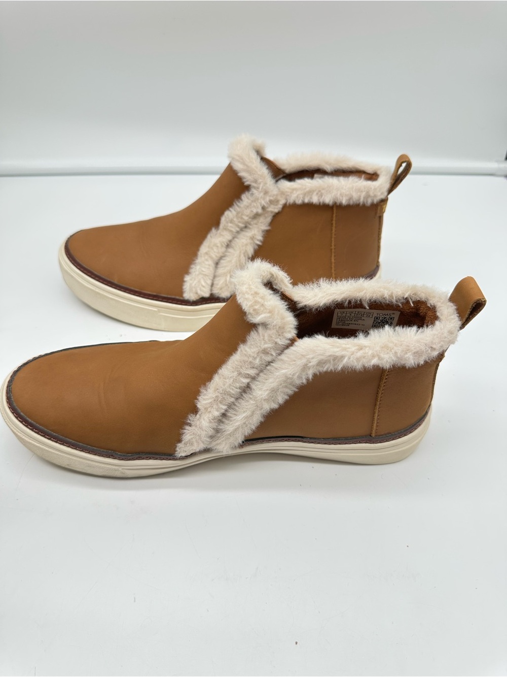 TOMS Bryce High Top Slip-on boots w faux fur NWOT size 7